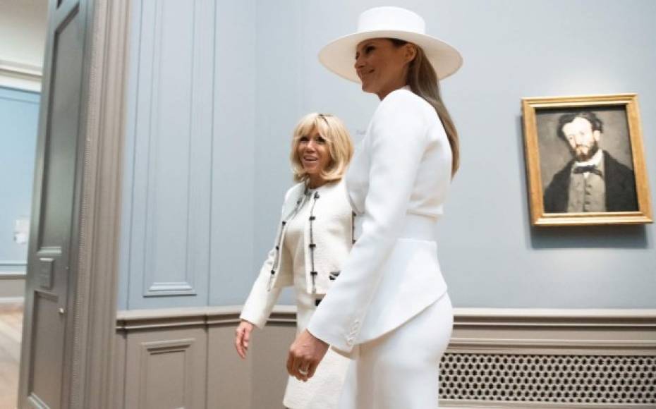 Melania mostró a Brigitte la galeria de los expresidentes en la Casa Blanca.
