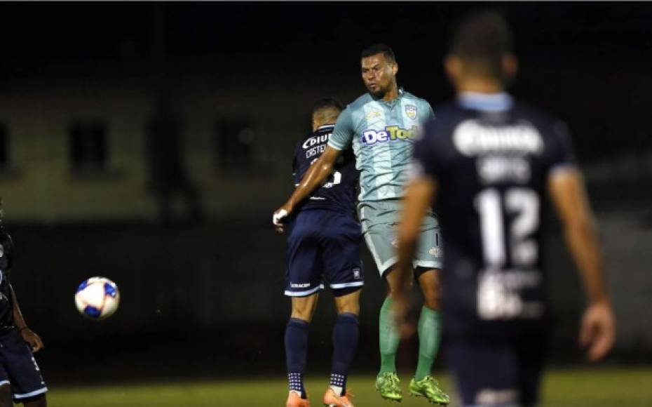 Gerson Argueta ha jugado toda su carrera como portero. Comenzó en el Olimpia, estuvo en Deportes Savio, UPN y hace unas temporadas en el Real de Minas. En la imagen salta en busca del balón como delantero. Foto Marvin Salgado