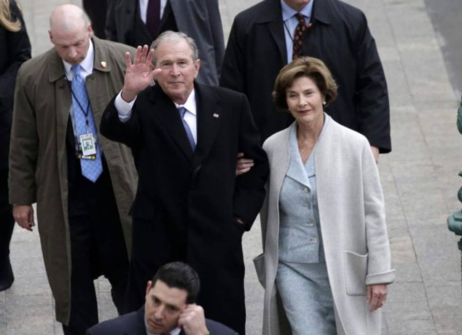La pareja del expresidente George W. Bush y su esposa Laura, estuvieron presentes durante la ceremonia. Bush (2001-2009) fue el último presidente repúblicano antes de Trump.