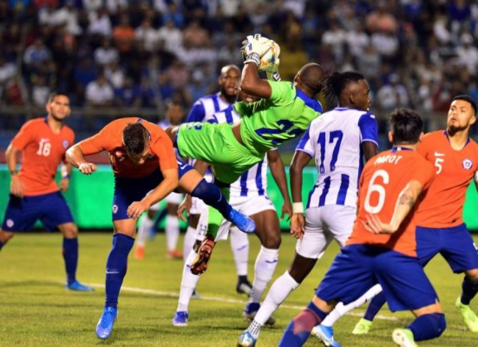 Luis 'Buba' López vuela para quedarse con el balón.