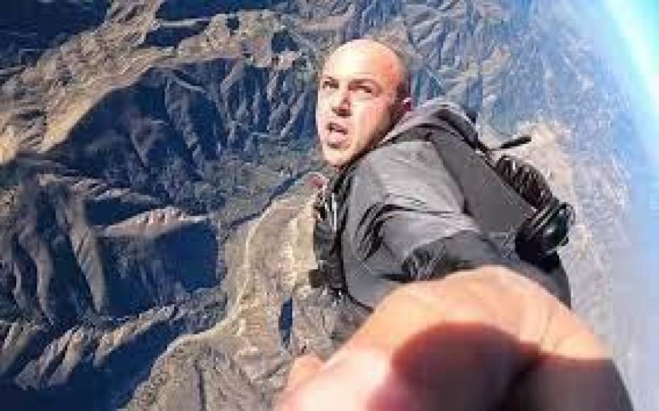 Antes de despegar, Jacob montó varias cámaras de video en diferentes partes del avión y se equipó con un paracaídas, una cámara de vídeo y un palo selfie.