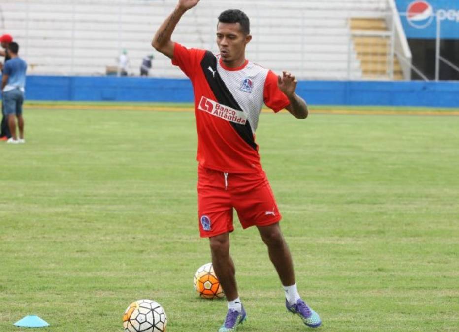 La altas y bajas definitivas en el plantel de los merengues del Olimpia todavía no se dan a conocer, pero uno de los jugadores que se mencionó en los últimos días que saldría del Olimpia es Bayron Méndez, pero este sigue firme en el club. 'Ha estado con nosotros y lo hemos visto', dijo Carlos Restrepo.