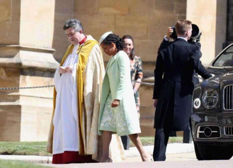 La madre de la novia eligió un refinado traje de Oscar de la Renta para la boda de su hija con el Príncipe Harry.<br/><br/>El atuendo que lució Ragland consistía de un conjunto verde menta de dos piezas, un abrigo largo hasta la rodilla cubierto de delicados bordados sobre un vestido a juego.