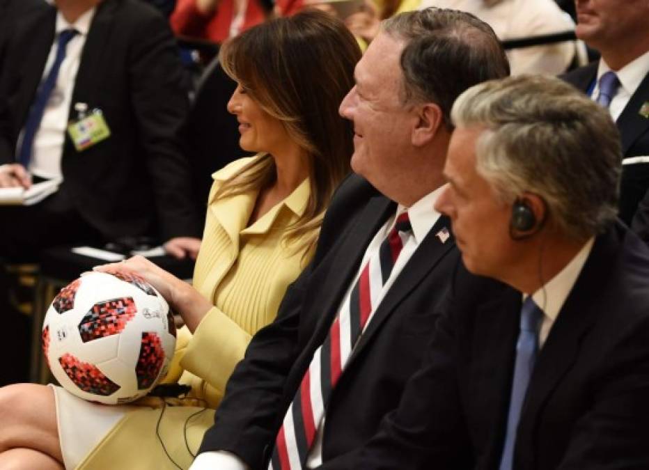 Melania recibió el balón de fútbol que Putin le regaló a Trump por el Mundial que se celebrará en EEUU, México y Canadá en 2026.