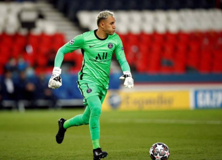 Keylor Navas conduciendo el balón durante un lance del partido.