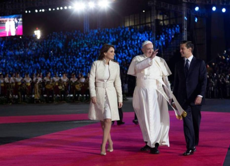 Angélica Rivera, primera dama de México, eligió un vestido de su diseñador de cabecera Benito Santos para recibir al Papa. El color del traje ha sido criticado en redes sociales.