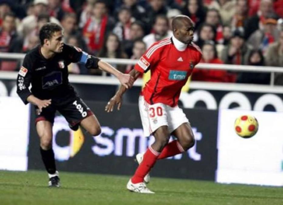 El paso de David Suazo por el Benfica no fue malo, pero tampoco largo. Marcó el gol 5,000 en la historia del club luego de una espectacular asistencia de rabona de Pablo Aimar. Esta anotación se dio frente al Vitoria Guimaraes en el 2008 y Suazo lo considera como su mejor gol de su exitosa carrera.