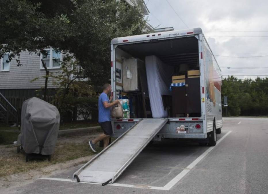 Los habitantes de los pueblos costeros en Las Carolinas, que son los más amenazados, son los que protagonizan principalmente el éxodo para encontrar refugio en las zonas del interior o, directamente, en otros estados, tras la orden de evacuación forzosa de las autoridades, que afecta a más de un millón y medio de personas.