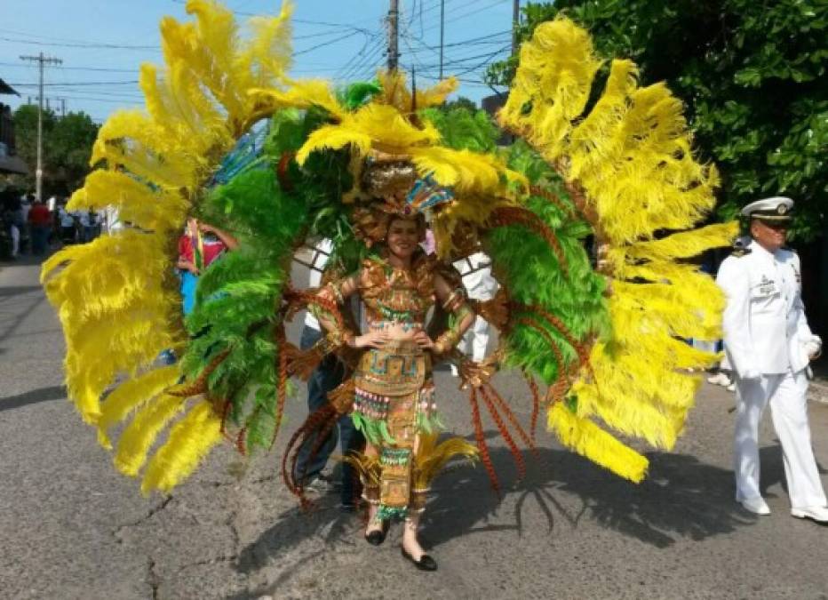 El colorido traje de la señorita Honduras impresionó a los presentes.