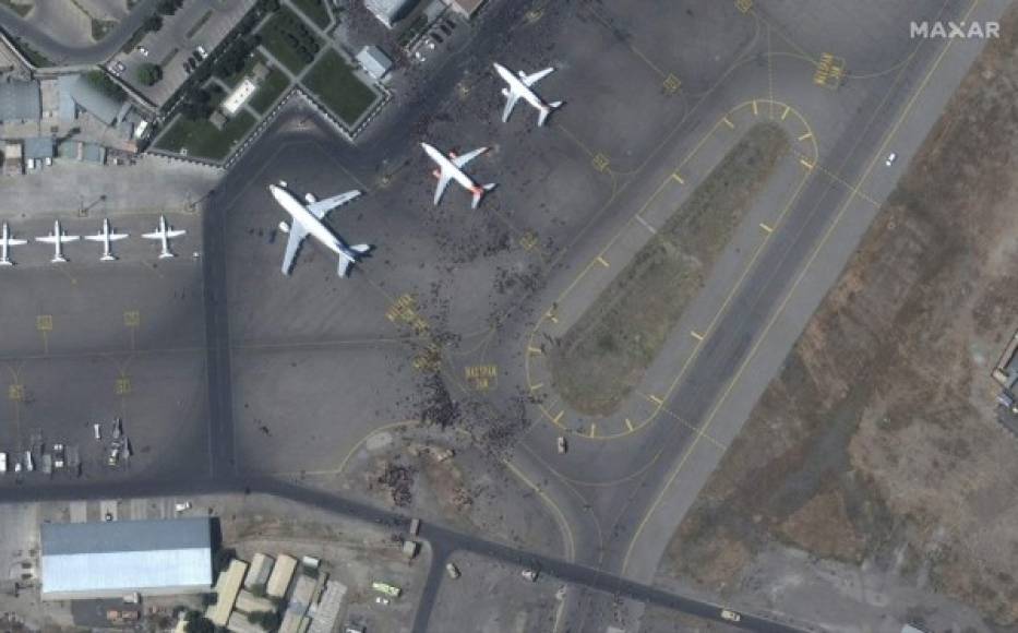 Imágenes satelitales muestran la caótica situación en el aeropuerto que obligó a Biden a enviar otros mil militares a Kabul.