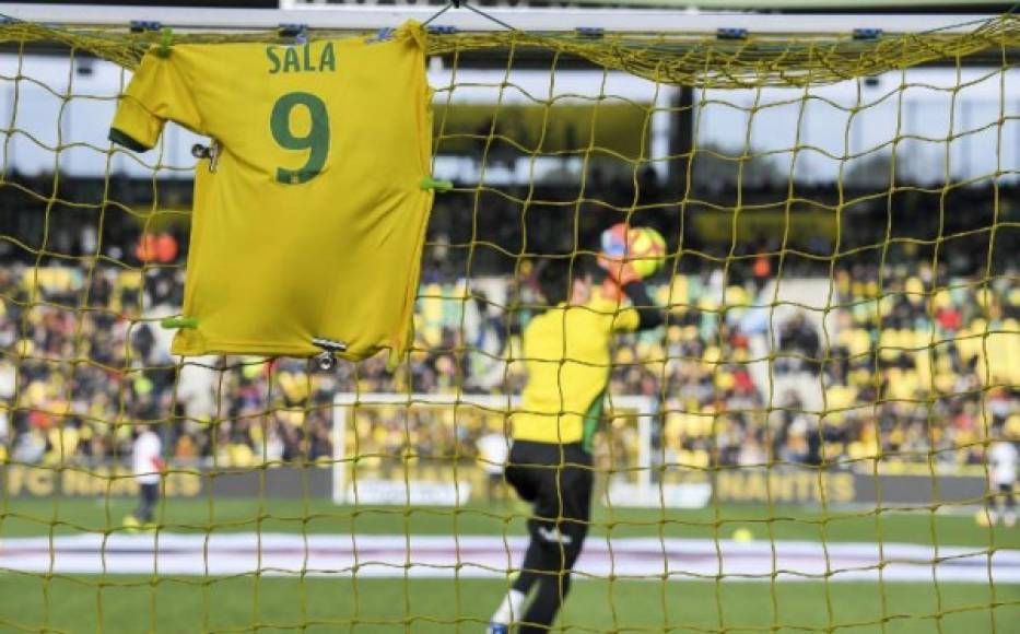La camiseta que usó Emiliano Sala con el dorsal 9 fue colocada en la portería en donde anotó el último gol el atacante argentino.