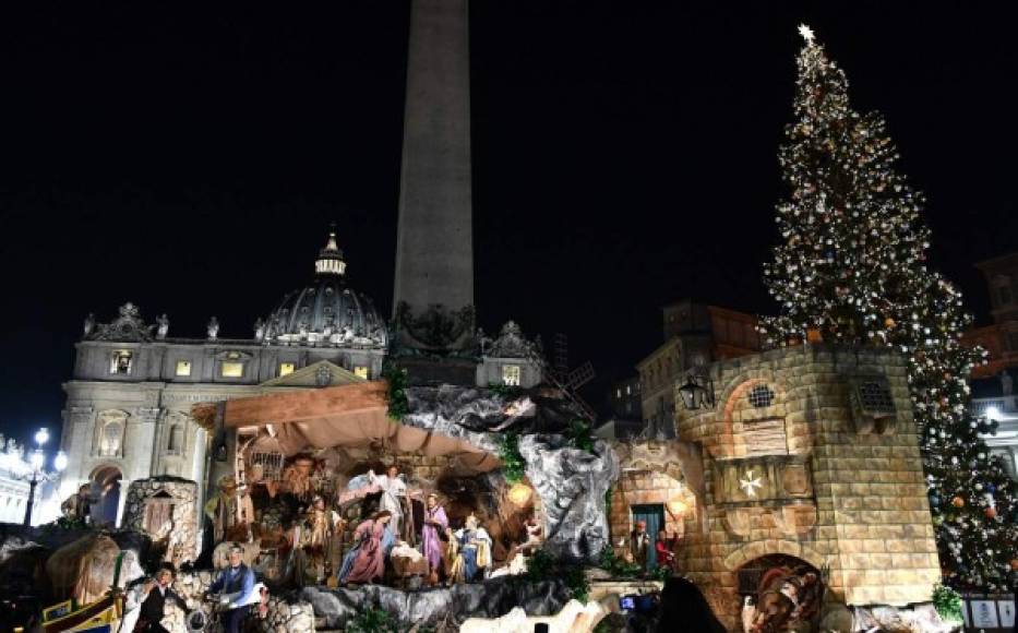 Roma.El papa celebra la navidad. El Vaticano inauguró el árbol navideño y el belén, que este año tiene una referencia al drama de los migrantes. <br/>