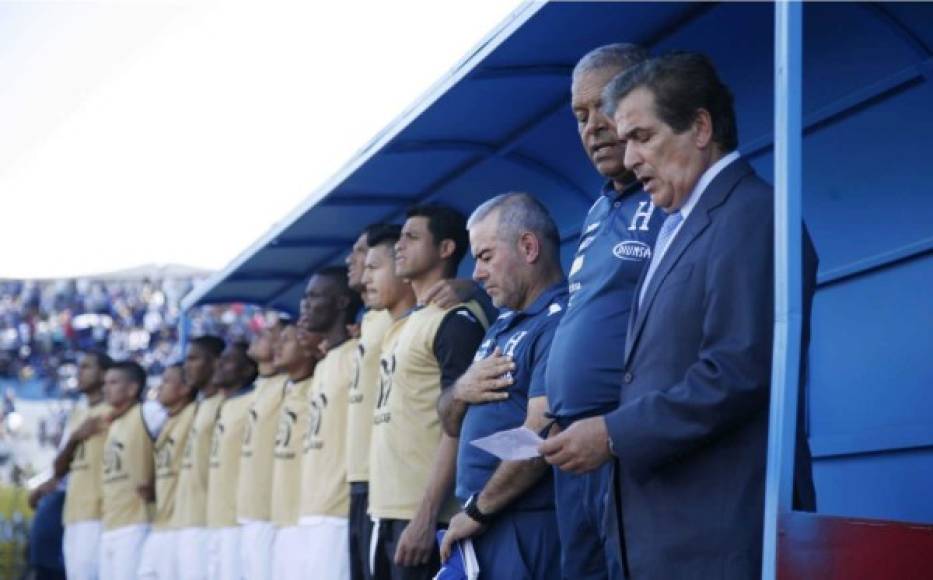 Jorge Luis Pinto interpretando las sagradas notas del Himno Nacional de Honduras.