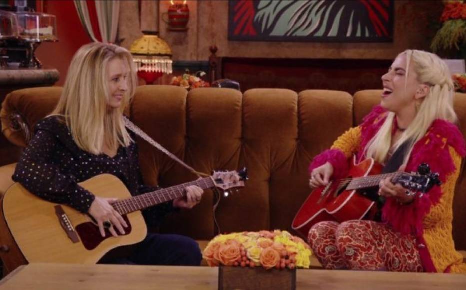 EL DUETO CON LADY GAGA Y LA LESIÓN DE JOEY<br/>Phoebe no era precisamente la mejor cantante del mundo, pero sus escenas a la guitarra con temas como 'Smelly Cat' rápidamente se convirtieron en un éxito entre los espectadores de 'Friends'.<br/><br/>Lisa Kudrow vuelve ahora a interpretar esta surrealista canción, aunque en esta ocasión aparece a su lado una compañera de mucho nivel como Lady Gaga para acompañarla en un dueto.<br/>