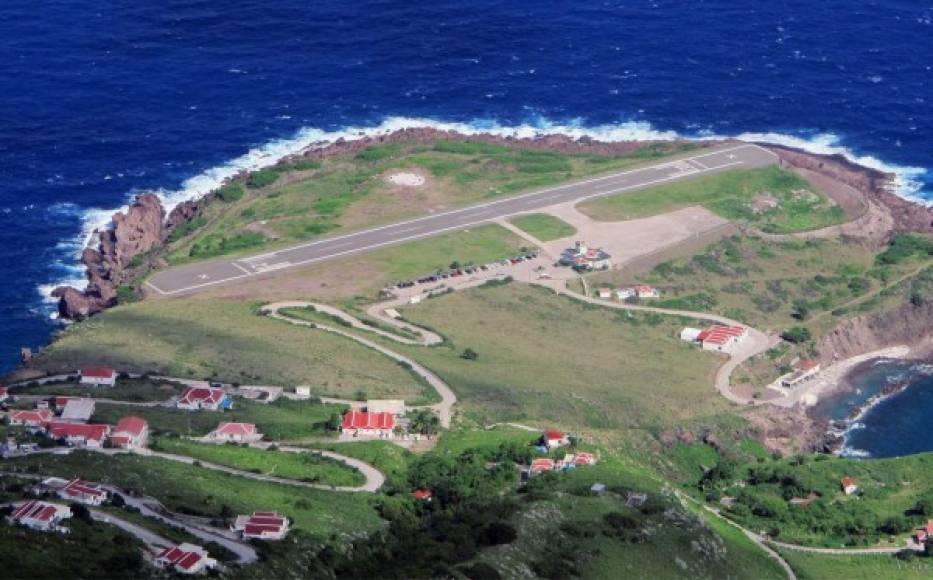 Aeropuerto Juancho E. Yrausquin, en la isla de Saba: Tiene la pista de aterrizaje de uso comercial más corta del mundo, con acantilados en tres de sus costados. Sólo los aviones pequeños pueden aterrizar en este aeropuerto.