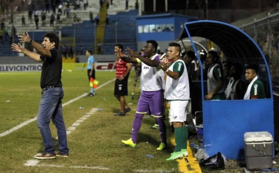 Héctor Vargas y los suplentes haciendo gestos de reclamos contra el árbitro.