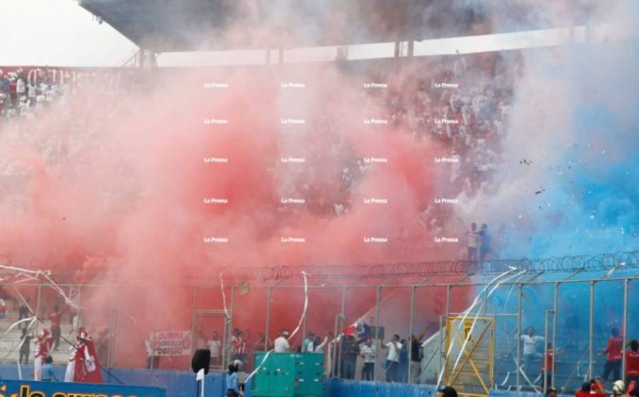 La barra del Olimpia puso el ambiente en las graderías del estadio Nacional de Tegucigalpa. Se instalaron en el sector sur del recinto deportivo.