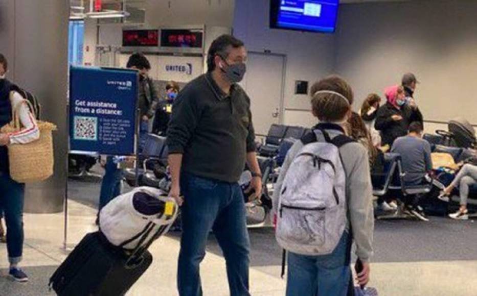 La polémica comenzó cuando circularon fotos que lo mostraban en el aeropuerto de Houston y en un avión rumbo a Cancún, ubicada en la península mexicana de Yucatán.