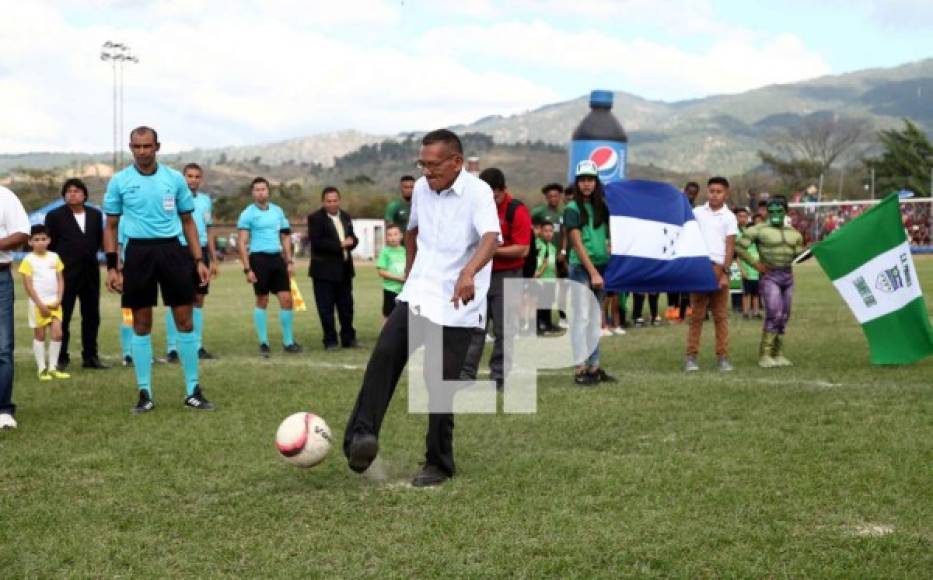 El saque de honor de la gran final de la Liga de Ascenso lo realizó el padre del ex futbolista hondureño Walter 'General' López quien fue asesinado en agosto de 2015 en la frontera de La Mesilla entre Guatemala y México.