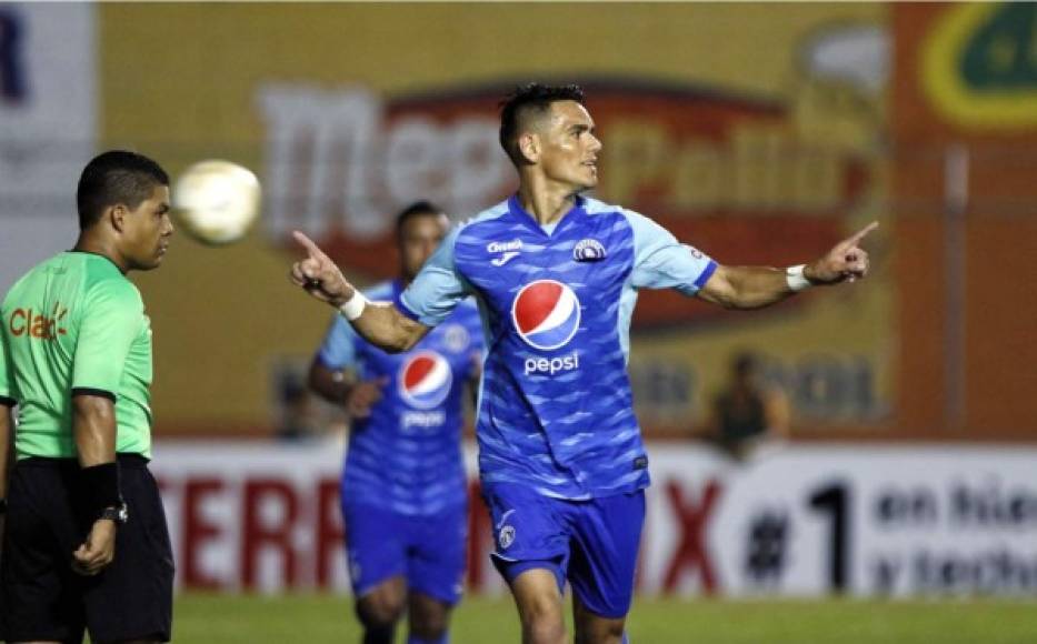 El paraguayo Roberto Moreira marcó el penal y así celebró su gol ante Honduras Progreso.