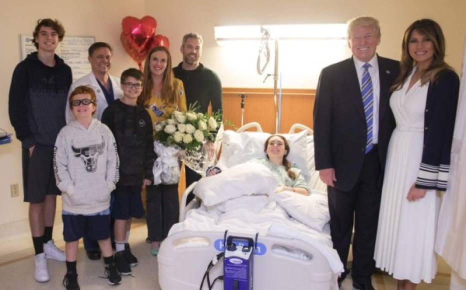 La pareja presidencial fue cuestionada por mostrarse sonriendo junto a los supervivientes del tiroteo.