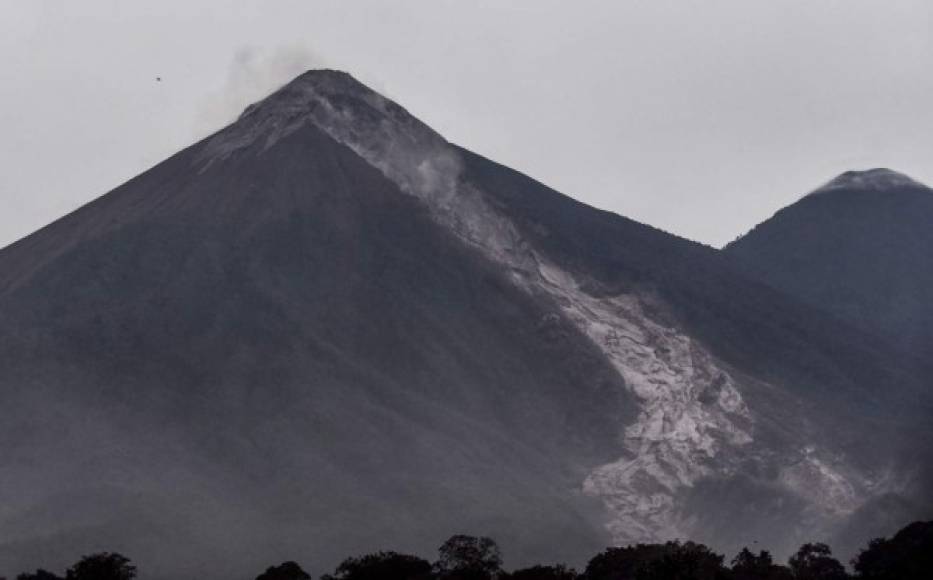 Picture of the Fuego Volcano taken from San Miguel Los Lotes, a village in Escuintla Department, about 35 km southwest of Guatemala City, on June 4, 2018 a day after an eruption.<br/>At least 25 people were killed, according to the National Coordinator for Disaster Reduction (Conred), when Guatemala's Fuego volcano erupted Sunday, belching ash and rock and forcing the airport to close. / AFP PHOTO / Johan ORDONEZ