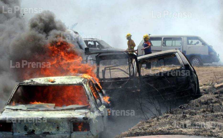 Los daños causados por el siniestro son numerosos. En el sitio permanecían carros en buen estado que fueron decomisados a personas que circulaban de forma ilícita.