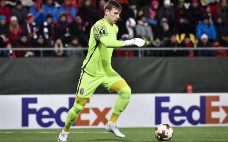 El Real Madrid ha fichado a Andriy Lunin, joven portero de 19 años procedente del Zorya Luhansk. Este meta ucraniano de 1,91 metros, es una de las grandes promesas del fútbol europeo. La operación se ha cerrado en torno a los 14 millones de euros de los que 9 son fijos y hay 4,4 millones en variables, según Goal.