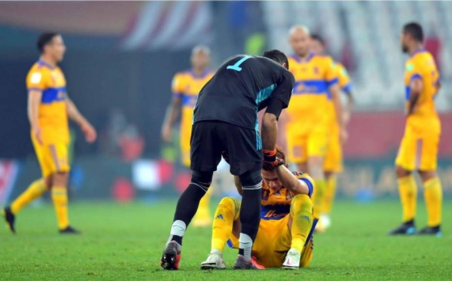 El portero argentino Nahuel Guzmán ayudando y consolando a un compañero.