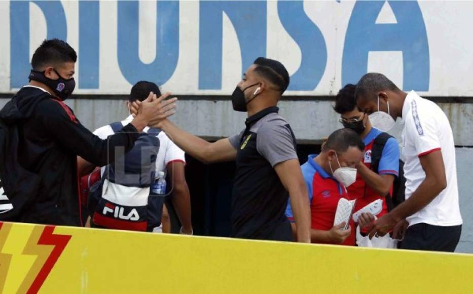 Más reencuentros. José Alejandro Reyes saludando a Jonathan Paz antes del partido en el Morazán.