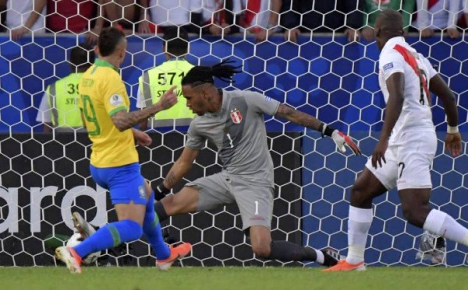 El extremo Everton de Brasil se encargó de abrir el marcador en la final de la Copa América apenas al minuto 15. El jugador brasileño sacó un derechazo que no pudo detener el portero peruano.