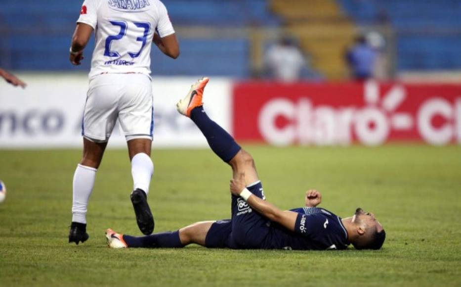 Omar Elvir al momento de lesionarse. Tuvo que salir de cambio.