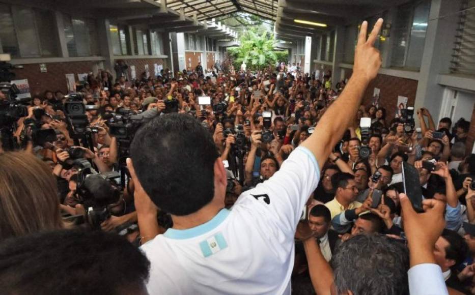 Morales fue acompañado por cientos de simpatizantes al centro de votación.