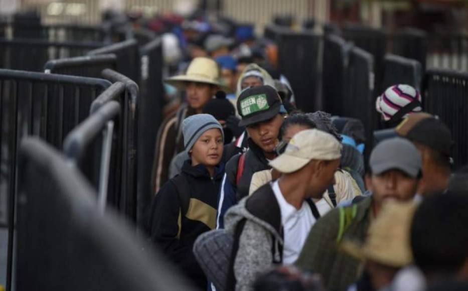 Los migrantes tendrán que acampar en la frontera o trasladarse a los albergues en Tijuana para esperar su turno para ser recibidos por las autoridades estadounidenses, lo que puede llevar varios meses.