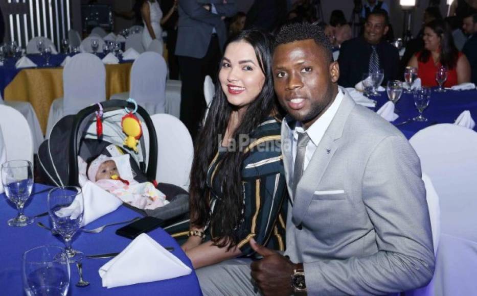 El goleador Yustin Arboleda con su bella familia. Lo acompañó su esposa la venezola Paula y su linda hija.