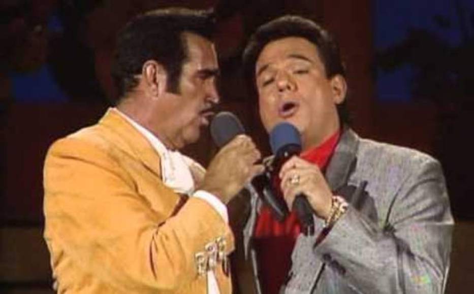 Vicente Fernández y José José compartieron escenario en los años 90'. Los cantantes engalanaron la cancha del estadio Azteca con una memorable demostración.