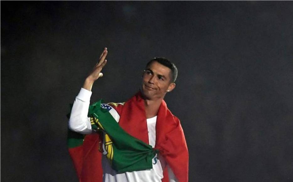 Cristiano Ronaldo salió con la bandera de Portugal en su espalda.