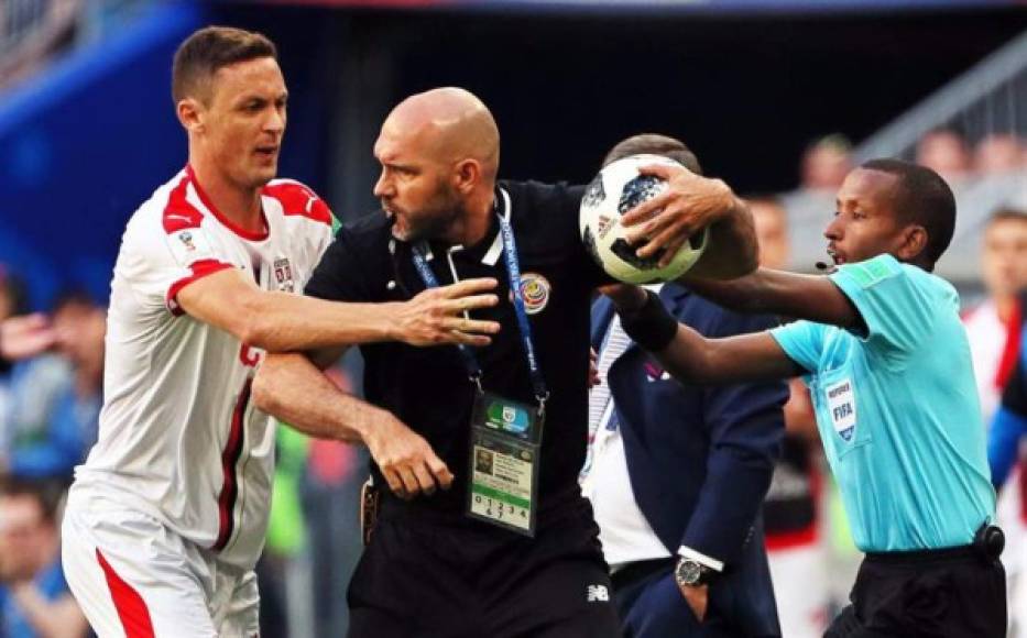 El asistente de Costa Rica Luis Marín se niega a entregarle la pelota a Nemanja Matic.