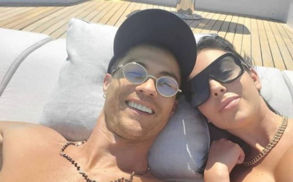 Cristiano Ronaldo y Georgina han mostrado en sus redes sociales lo bien que la disfrutan en sus días libres. Además, han tenido los nobles gestos de realizar varias donaciones para la lucha contra la Covid-19.