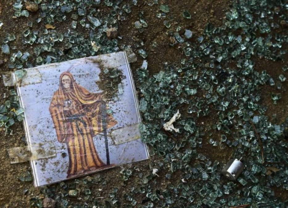 Una imagen de la 'santa muerte' fue dejada como un mensaje junto a una camioneta incendiada.