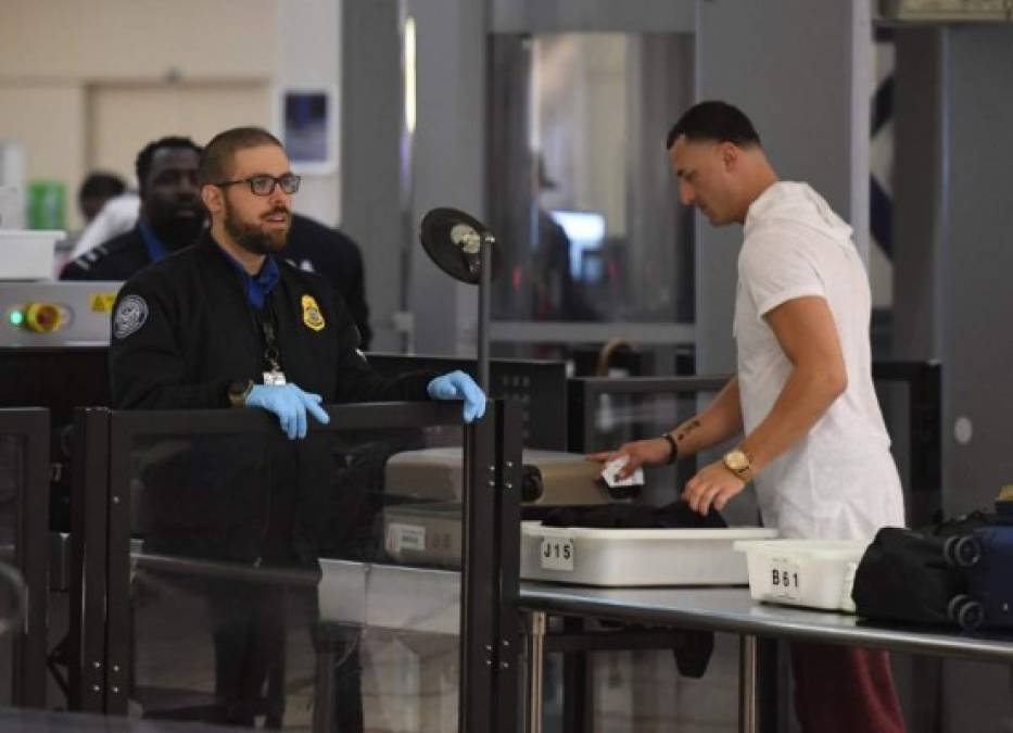 Era en el terminal F donde la fila se extendía lo equivalente a dos cuadras y los viajeros comenzaban a impacientarse.