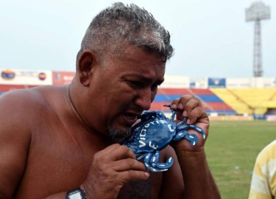 Un fiel aficionado del Victoria, llorando por el adiós de su equipo.