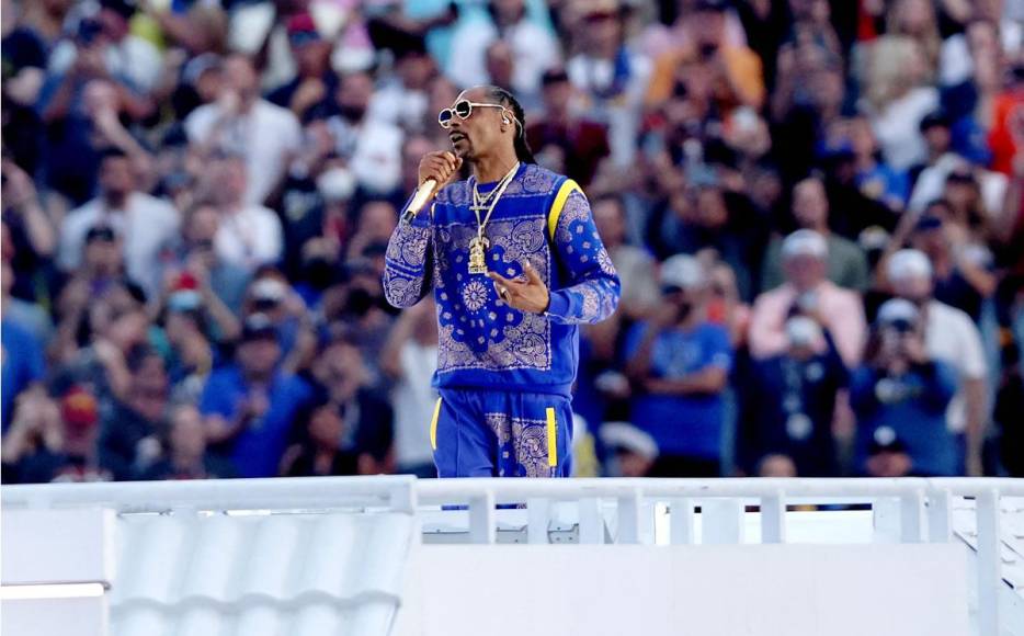 Snoop Dogg fue el primero en aparecer sobre el escenario montado en el centro de la cancha del Sifi Stadium.