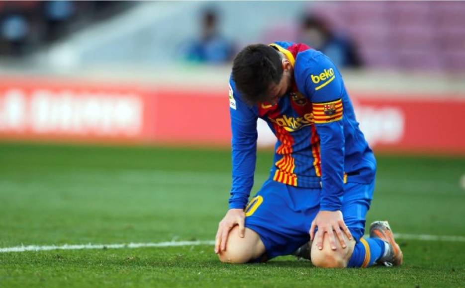 Lionel Messi, que participó en la jugada, tampoco podía creer el fallo de Ousmane Dembélé.