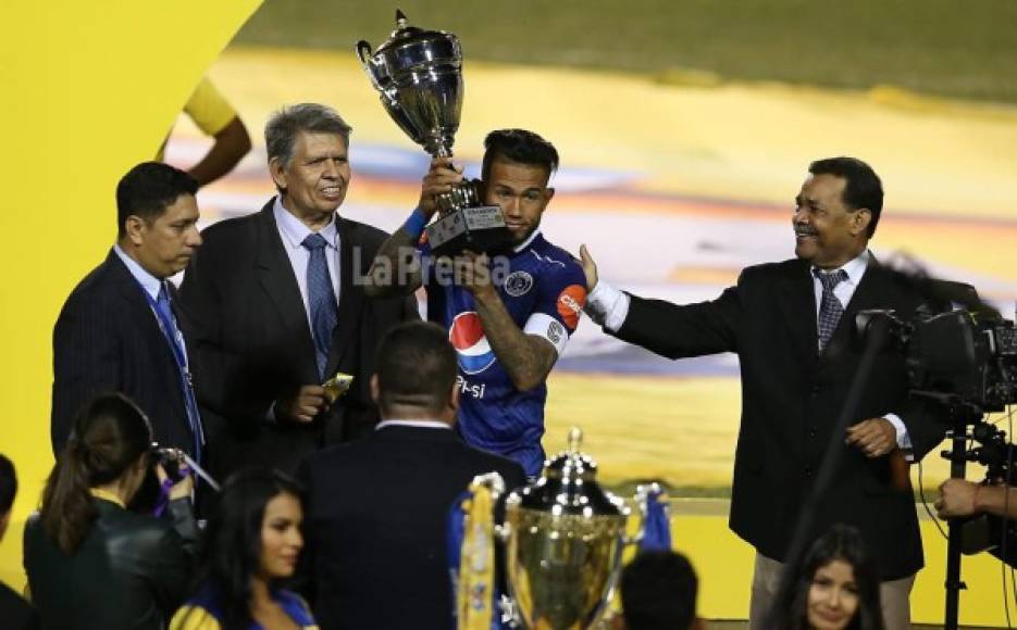 Carlos Discua se encargó por parte del Motagua de ir a recibir la Copa de Subcampeón.