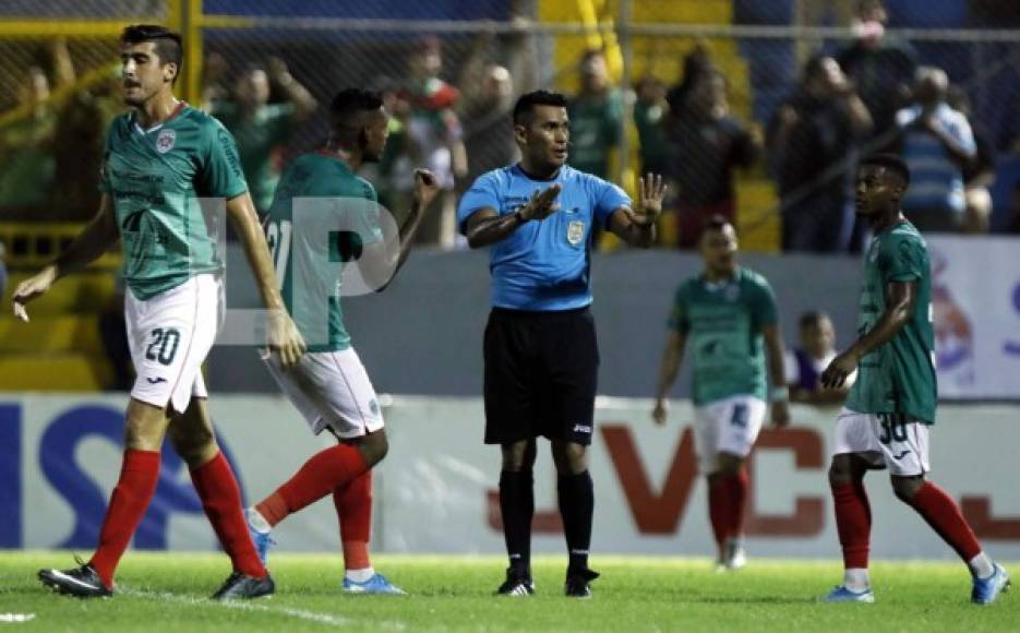 Jugadores del Marathón se lamentan y reclaman al árbitro luego de que anulara un gol a Bruno Volpi.