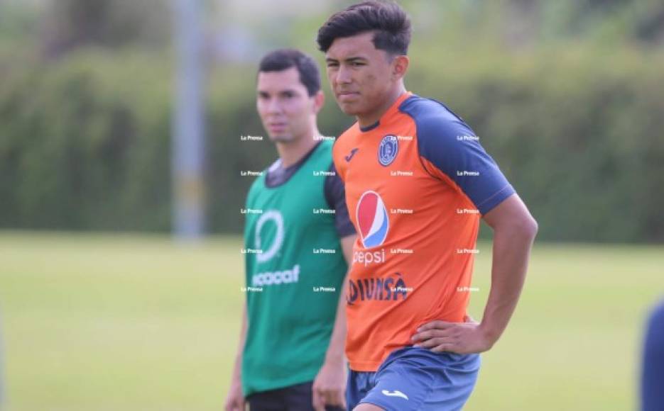 Alexander Bahr: Defensa central que tiene 19 años y jugó Mundial Sub-17 con Honduras, llegó a la pretemporada del Motagua en busca de una oportunidad en el club azul. El chico nació en Estados Unidos.