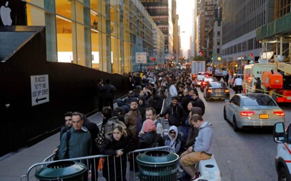 Largas filas de personas se observan en las tiendas de Apple de Nueva York y otras ciudades de EUA y el mundo, para adquirir el nuevo iphone X, que ha salido a la venta hoy en más de 55 países.
