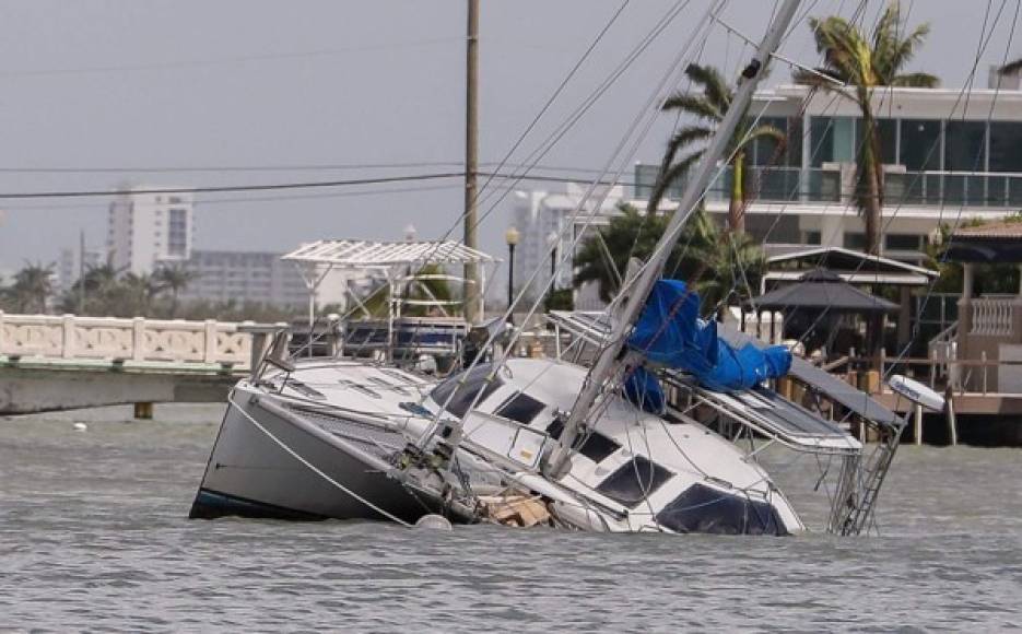 BOL08 MIAMI (ESTADOS UNIDOS) 11/09/2017.- Vista de un barco en la isla Watson tras el paso del huracán Irma en Miami, Florida (Estados Unidos) hoy, 11 de septiembre de 2017. Muchas áreas de la ciudad permanecen bajo toque de queda. EFE/Erik S. Lesser