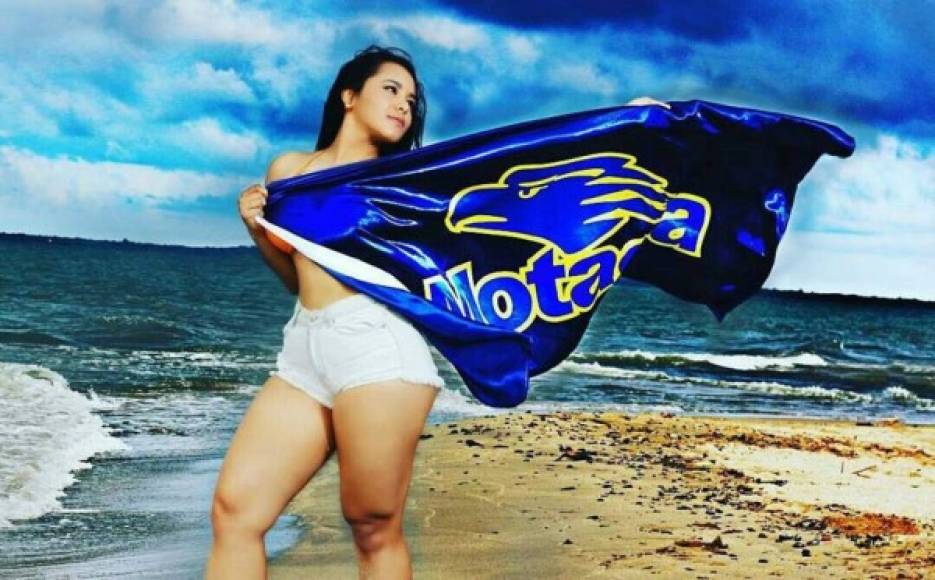 La bella Yuridia Pineda es además futbolista y fiel aficionada al Motagua.